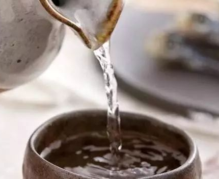科學(xué)飲用白酒，有益身體健康